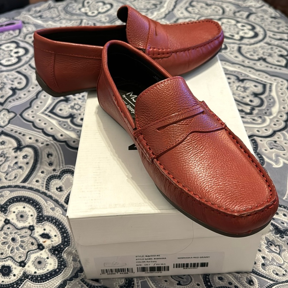 MJNY leather loafers in the color of the season! Mens size 7/Womens size 9